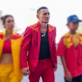 ufc_329_max_holloway_red_suit_1